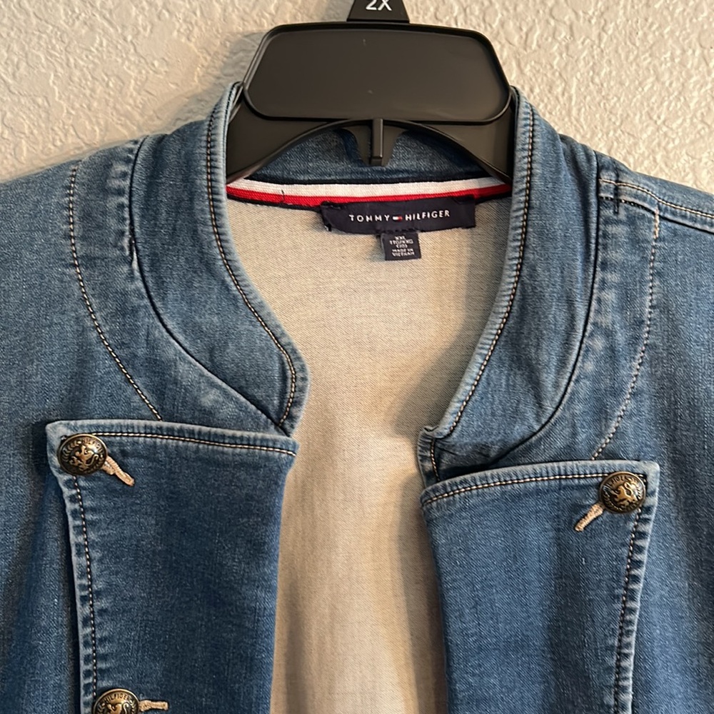 Tommy Hilfiger jean jacket size XXL has stretch with a bit of a flair at bottom - Picture 3 of 13